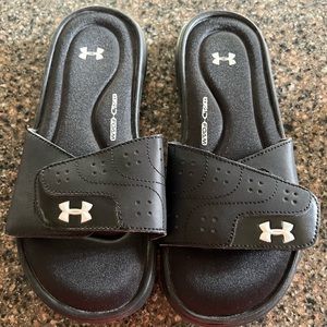 Women’s Under Armor slip on Sandals. Black. Size 7. Like new